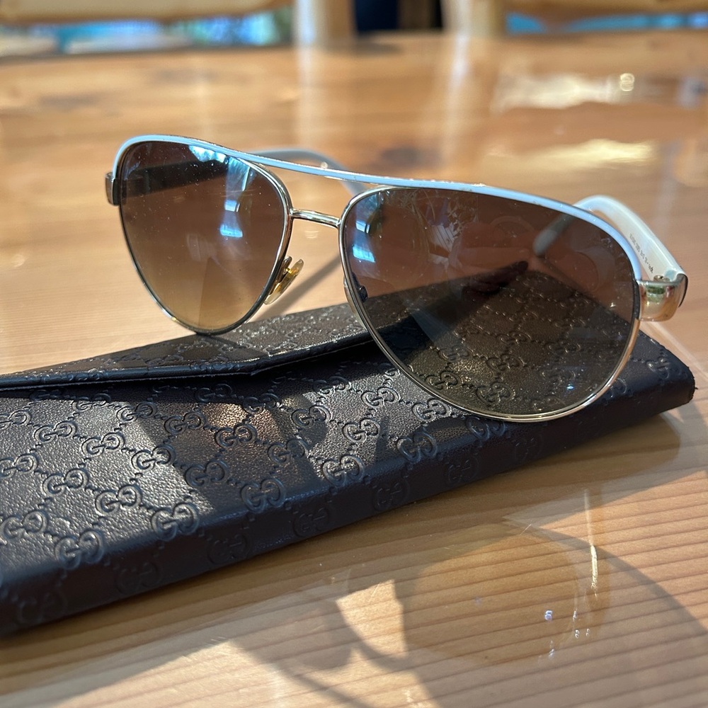 Gucci Gold and Pearl Aviator Sunglasses with Patterned Arms - Picture 3 of 7